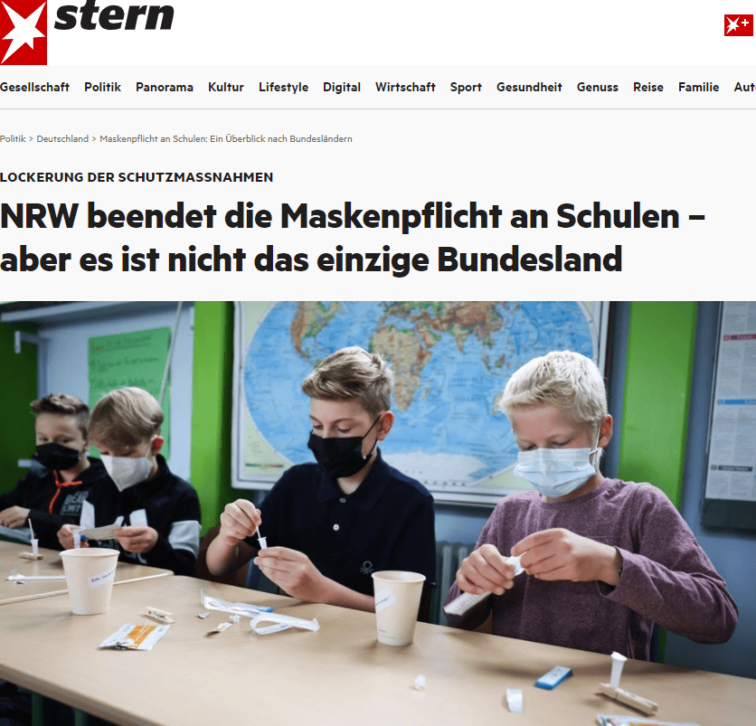 Demnach müssen Schülerinnen und Schüler nur noch einen Mund-Nasen-Schutz tragen, wenn sie ihren festen Sitzplatz verlassen und sich innerhalb der Gebäude bewegen. Für den Außenbereich war die Maskenpflicht schon vor einiger Zeit abgeschafft worden. Für Lehrkräfte entfällt die Maskenpflicht, solange ein Mindestabstand von 1,5 Metern eingehalten werden kann.
Die üblichen Corona-Tests an den Schulen sollen nach den bisherigen Planungen fortgesetzt werden: also drei Corona-Selbsttests pro Woche an weiterführenden Schulen und zwei PCR-Pooltests pro Woche an Grund- und Förderschulen. NRW ist aber nicht das einzige Land, das die Maskenpflicht an Schulen lockert. Die Regelungen der einzelnen Bundesländer im Überblick:
Schleswig-Holstein: Nach den Herbstferien hatten die Mädchen und Jungen in den Schulgebäuden zunächst weiterhin einen Mund-Nasen-Schutz tragen müssen. Begründet hatte das Bildungsministerium die Maßnahme mit dem erhöhten Infektionsrisiko durch Reiserückkehrer nach den zweiwöchigen Ferien. Ab November entfällt diese aber. Für nicht geimpfte und nicht genesene Kinder und Jugendliche bleibe die Testpflicht bestehen, kündigte Ministerpräsident Daniel Günther (CDU) am Dienstag in Kiel an. "Wir bitten herzlich darum, dass alle verantwortungsbewusst mit dem Schritt umgehen." Sollte es in einer Lerngruppe zu einer Infektion kommen, gelten dort für fünf Tage eine tägliche Testpflicht sowie eine Maskenpflicht.
Hamburg: Auch nach den Herbstferien gilt an den Hamburger Schulen die Maskenpflicht, "um das bekannte Risiko durch die vielen Urlaubsrückkehrer aus dem Ausland zu verringern". Auch die Trennung der Schüler nach Jahrgangsstufen in sogenannte Kohorten bleibt im Unterricht weiter bestehen. Galt sie zunächst für Grund- und Sonderschulen, wird diese Regelung ab November auch an weiterführenden Schulen umgesetzt.
In Mecklenburg-Vorpommern gilt die Maskenpflicht an Schulen, wenn die Corona-Ampel im ganzen Land gelb leuchtet bzw. Stufe 2 erreicht ist. Sind die Unterrichtsgruppen klar definiert, halten sich die Schüler im Freien auf und wird ein Mindestabstand von 1,5 Metern eingehalten, können die Beteiligten auf einen Mund-Nasen-Schutz verzichten. In welcher Farbe die Corona-Ampel leuchtet, ist von der Hospitalisierungsquote abhängig. Aktuell hat die Landesregierung Stufe 2 ausgerufen. Die Maskenpflicht im Freien entfällt damit – in Schulgebäuden und auf dem gesamten Schulgelände müssen Personen jedoch einen Mund-Nasen-Schutz tragen.
Niedersachsen: Innerhalb der Gebäude ist das Tragen eines Mund-Nasen-Schutzes für alle Jahrgangsstufen verpflichtend. In den Klassenstufen 1 und 2 können die Schüler die Masken im Klassenraum am Sitzplatz ablegen. Wer aus medizinischen Gründen keine Maske tragen kann, ist von der Pflicht befreit. Allerdings verlangen die Schulen hierfür einen Nachweis.
In Bremenentfällt die Maskenpflicht seit Schuljahresbeginn Anfang September. Verpflichtet werden die Schüler nur dann, wenn an weiterführenden Schulen ein Corona-Fall festgestellt wird. An den Grundschulen gilt das nicht.
Rheinland-Pfalz: In den ersten beiden Wochen nach den Herbstferien werden sie Schüler zweimal wöchentlich getestet – danach nur noch einmal pro Woche. Die Regelungen an den Schulen richten sich nach den Warnstufen in den einzelnen Landkreisen. Befindet sich ein Kreis in Warnstufe 1 (Inzidenz von maximal 100, Hospitalisierungsinzidenz von maximal 5, Intensivbettenbelegung von maximal sechs Prozent) entfällt die Maskenpflicht am Platz und im Freien. Steigt die Inzidenz wird auch die Maskenpflicht entsprechend ausgeweitet. Aktuell gilt Warnstufe 1, Minister Clemens Hoch (SPD) rechnet aber mit einem Anstieg bis November.
Das Saarland hat die Maskenpflicht an Schulen am 1. Oktober aufgehoben. Zudem werden die Schüler nicht mehr in Kohorten eingeteilt. Allerdings bleibt die Testpflicht weiterhin bestehen
Auch Baden-Württemberg hat die Maskenpflicht an den Schulen gelockert. Seit dem 18. Oktober müssen Schülerinnen und Schüler am Sitzplatz keine Maske mehr tragen – allerdings nur, wenn sich das Land in der Basis- oder Warnstufe befindet. "Sollte die Alarmstufe in Kraft treten, gilt die Maskenpflicht umgehend auch wieder am Platz."
Bayern hat die Maskenpflicht im Unterricht am 4. Oktober aufgehoben. Das gilt auch, wenn der Mindestabstand von 1,5 Metern nicht eingehalten werden kann. Auch im Außenbereich, beispielsweise auf dem Pausenhof, muss keine Maske getragen werden. In den Gebäuden selbst müssen Schüler ab Klasse 5 eine medizinische Gesichtsmaske tragen. Für Grundschüler reicht eine "Alltagsmaske" aus Stoff. Das könnte sich nach den Herbstferien ab dem 8. November allerdings wieder ändern. In einer Sondersitzung soll geklärt werden, ob die Maskenpflicht wieder eingeführt wird.
Thüringen: "Das Kabinett hat aufgrund der aktuellen Corona-Infektionsgeschehens in Thüringen beschlossen, dass nach den Herbstferien eine weitere inzidenzunabhängige Sicherheitsphase an Thüringer Schulen gilt", heißt es auf der Seite des Bildungsministeriums. Vom 8. bis 24. November müssen sich die Schüler zweimal pro Woche testen lassen. Die Maskenpflicht gilt für Schüler ab Klasse 5 und das Personal in den Gebäuden und im Unterricht. Grundschüler müssen nur außerhalb der Klassenräume einen Mund-Nasen-Schutz tragen. Auch in Thüringen richten sich die Schutzmaßnahmen nach der aktuellen Warnstufe und können bei steigender Inzidenz entsprechend verschärft werden.
In Hessen gilt die Maskenpflicht laut Kultusministerium in Schulgebäuden. Ausnahmen sind der Sitzplatz, Sportunterricht und der Pausenhof. Von der Regelung ausgenommen sind die ersten beiden Schulwochen nach den Herbstferien sowie nach einem bestätigten Corona-Fall in einer Schulklasse. Dann wird die Maskenpflicht ausgeweitet.
Für Schüler in Sachsen gelten in den ersten zwei Wochen nach den Herbstferien neue Regeln. Zwischen dem 1. und 14. November muss jeder dreimal pro Woche getestet werden. In der ersten Schulwoche gilt an den weiterführenden Schulen eine Maskenpflicht im Unterricht. Verschärft sich die Corona-Lage in dem Bundesland, kann diese Regelung verlängert werden. Grundsätzlich müssen alle in den Schulgebäuden einen Mund-Nasen-Schutz tragen. Diese Regelung gilt auch über die ersten zwei Schulwochen hinaus.
Sachsen-Anhalt: Dort, wo der Mindestabstand von 1,5 Metern nicht eingehalten werden kann, gilt eine Maskenpflicht. Davon ausgenommen ist der Unterricht. Auch im Freien kann auf den Mund-Nasen-Schutz verzichtet werden, allerdings müssen Schüler dort den Mindestabstand einhalten.
Brandenburg: Für die Schüler ab der 7. Klasse, Lehrkräfte und weiteres Personal gilt eine Maskenpflicht im Schulgebäude. Davon befreit sind die unteren Jahrgangsstufen bis zur 6. Klasse. Für alle gilt: außerhalb der Gebäude, beim Sport- und Musikunterricht oder bei längeren Klausuren kann auf die Maske verzichtet werden. Halten sich Schüler nicht an die Maskenpflicht, dürfen sie die Schule nicht betreten. Zudem muss jeder zweimal pro Woche einen negativen Test vorweisen.
Berlin: Eine Maskenpflicht gilt für Schüler in Innenräumen ab der 7. Klasse. Grundschüler und 5.- sowie 6.-Klässler sind von der Pflicht befreit. Zweimal pro Woche werden Tests durchgeführt. In den Wochen vom 25. Oktober bis 25. November müssen sich Schüler dreimal testen lassen.
Ende der Maskenpflicht "pädagogisch sinnvoll"
Die Sieben-Tage-Inzidenz bei Kindern und Jugendlichen zwischen 5 und 14 Jahren bezifferte das RKI zuletzt auf 218,1. Einige Verbände hatten die angekündigte Aufhebung der Maskenpflicht als riskant und verfrüht kritisiert. Auch aus der politischen Opposition waren unter anderem mit Verweis auf kletternde Inzidenzwerte bei Kindern und Jugendlichen mahnende Stimmen gekommen.
Auch der Grundschulverband befürwortet angesichts der hohen Corona-Infektionszahlen Schutzmaßnahmen in den kommenden Wochen. "Die Testung von Kindern und Schulpersonal muss bis auf Weiteres fortgeführt werden", sagte der Verbandsvorsitzende Edgar Bohn den Zeitungen der Funke Mediengruppe. Ein Ende der Maskenpflicht im Unterricht sei zwar aus pädagogischer Sicht sinnvoll an den Grundschulen, aber in der aktuellen Situation "nur dann vertretbar, wenn dies mit flankierenden Maßnahmen abgesichert wird". So müsse durch den Einsatz von Raumluftanlagen "größtmögliche Sicherheit gewährleistet sein". Zudem müssten bei einem Anstieg der Erkrankungen die notwendigen Maßnahmen schnell ergriffen werden, etwa das erneute Tragen von Masken.
Forderung nach bundesweiter Maskenpflicht an Schulen
Der Deutsche Lehrerverband fordert bundesweit die Wiedereinführung der Maskenpflicht an Schulen. "Wir befinden uns bei den Infektionszahlen in der Altersgruppe der Schülerinnen und Schüler derzeit bereits auf einem Niveau, das deutlich höher liegt als vor einem Jahr", sagte Verbandspräsident Heinz-Peter Meidinger den Zeitungen des Redaktionsnetzwerks Deutschland. Damals hätten dann "ab Mitte Dezember die Schulen wieder schließen" müssen.
Dies gelte es "unter allen Umständen zu vermeiden", forderte Meidinger. Die Maskenpflicht müsse vor allem an Grundschulen wieder eingeführt werden. Grund sei ein fehlender Impfstoff für Kinder zwischen fünf und elf Jahren.
Die Impfquote von Schülerinnen und Schülern spielt laut Meidinger "eine ganz wichtige Rolle" dabei, wie lange Schulen mit Einschränkungen zu tun hätten. Je mehr Schüler geimpft seien, "desto eher kann man auf Maskenpflicht und regelmäßige Testungen verzichten, desto geringer ist die Gefahr, dass Schulen nochmals in den Distanzunterricht wechseln müssen".