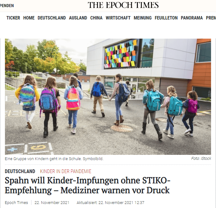 Es gebe „aus medizinischer Sicht keinen großen Druck, Kinder ab 5 Jahren gegen Covid-19 zu impfen“. Laut Maske wollen die deutschen Kinderärzte nach einer EU-weiten Zulassung des Impfstoffs für Kinder ab fünf zunächst eine entsprechende Empfehlung der Ständigen Impfkommission (Stiko) abwarten. Dies gelte, „auch wenn sich die Politik wohl auch diesmal wieder früher für Impfungen ausspricht“, sagte Maske. Eine Stiko-Empfehlung bedeute, „dass der Nutzen der Impfung größer ist als das Risiko. Das wollen wir als Ärzte auch den Eltern sagen können. Wir wollen, dass Kinder eine sichere Impfung haben.“
Der geschäftsführende Bundesgesundheitsminister Jens Spahn (CDU) will die Kinder-Impfungen dagegen auch ohne Stiko-Empfehlung ermöglichen. Maske sagte, man sollte auch bei hohen Inzidenzen in der Altersgruppe der 5- bis 11-Jährigen „ganz gelassen bleiben“. „Wir haben keine hohe Krankheitslast, bei der wir in Panik ausbrechen müssten“, sagte er. Die hohe Inzidenz hänge vor allem mit häufigen Testungen der Kinder zusammen. Dadurch würden mehr Infektionen entdeckt als bei den meisten Erwachsenen.
Ziel müsse es sein, „die tatsächlich gefährdeten Gruppen zu impfen: die Älteren, die mit Impfdurchbrüchen, die Ungeimpften“. Mit Blick auf den Schulalltag fügte Maske hinzu, bevor man wegen hoher Inzidenzen bei Kindern erneut über Schulschließungen spreche, müsse man „zur Not“ auch über eine Impfpflicht sprechen. „Eine Impfpflicht ist die weniger eingreifende Maßnahme verglichen mit Schulschließungen. Sie bringt weniger Schaden für Kinder und Jugendliche wie für Erwachsene“, sagte Maske.
Lauterbach hält Maskenpflicht an Schulen im gesamten Winter für nötig
Indes hält SPD-Politiker Karl Lauterbach eine Maskenpflicht in den Schulen voraussichtlich über den gesamten Winter hinweg für notwendig. Seiner Einschätzung nach sei die Wahrscheinlichkeit „sehr gering“, dass durch den weiteren Verlauf der Corona-Pandemie die Maskenpflicht an den Schulen in den Wintermonaten nicht mehr gebraucht werde, sagte Lauterbach dem Redaktionsnetzwerk Deutschland in einem am Montag veröffentlichten Podcast-Interview.
Der SPD-Politiker und Mediziner übte harte Kritik am nordrhein-westfälischen Ministerpräsidenten Hendrik Wüst (CDU) dafür, dass dieser die Maskenpflicht an den Schulen aufgehoben hatte. Diese Entscheidung sei „verantwortungslos“ gewesen: „Da haben sich viele Kinder infiziert. Das war vollkommen unnötig.“
Lauterbach warnte vor Langzeitwirkungen von Covid-Erkrankungen bei Kindern: Es sei damit zu rechnen, dass etwa vier bis sieben Prozent der infizierten Kinder mit Covid-19-Symptomen das sogenannte Long Covid entwickeln.
Long Covid sei bei Kindern zwar zum Glück nicht so gravierend wie bei Erwachsenen, aber auch keine Kleinigkeit. Es führe etwa dazu, dass Kinder „durchweg Schwierigkeiten haben können, sich zu konzentrieren“, sagte der SPD-Politiker. Es werde Kinder geben, die nach einer Covid-Erkrankung „nicht mehr so schwungvoll und auch nicht mehr so gut in der Schule“ seien wie vorher.