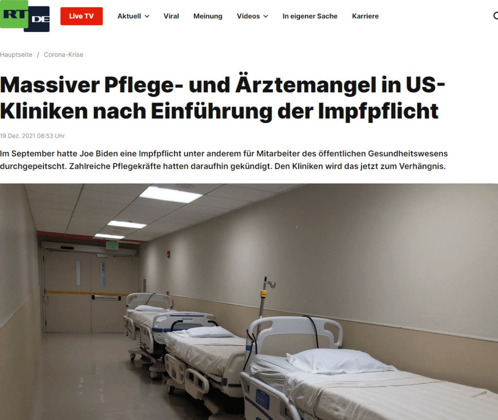 Mehrere US-amerikanische Krankenhauskonzerne heben nun die Impfpflicht wieder auf, darunter die Branchenführer HCA, Tenet und Intermountain. Das Land leidet unter einem massiven Mangel an Arbeitskräften, der sich besonders in den Kliniken zeigt. Diese haben Probleme, offene Stellen zu besetzen. Ein Ende der umstrittenen Impfpflicht soll dabei helfen.
Vor allem Anhänger der Republikaner halten wenig von Schutzmaßnahmen wie Vakzinen oder Masken. Viele betrachten diese als Symbole von Kontrolle, Zwang sowie Unterdrückung und würden sich gegen die Werte der Verfassung der Gründerväter richten.
Im September hatte Joe Biden eine Impfpflicht für alle Mitarbeiter der Bundesbehörden und des öffentlichen Gesundheitswesens verhängt. Auch größere Unternehmen, verfügte der Präsident, müssten dabei mitspielen oder ihre Angestellten wöchentlich testen lassen. Doch Bidens Vorschriften wurden kassiert. Ein Gericht in Louisiana setzte sie bereits vor Wochen aus. Es ist also allein die Entscheidung der Kliniken, ob geimpft wird. Das tun laut der American Hospital Association derzeit 42 Prozent der Hospitäler.
Zahlreiche US-amerikanische Unternehmen – besonders in den demokratisch geführten Bundestaaten und Stadtverwaltungen – folgten Bidens Beispiel und führten ähnliche Regeln ein. Doch die Bürger waren damit oft nicht einverstanden und kündigten ihre Jobs. In New York etwa quittierten Tausende Polizisten und Feuerwehrleute den Dienst, nachdem Bürgermeister Bill de Blasio die Impfung für alle Beschäftigten im Big Apple verpflichtend gemacht hatte.
In den Krankenhäusern war die Reaktion besonders radikal: 1.400 Beschäftigte von Northwell Health, der größten Klinikkette im Bundesstaat New York, wollten sich nicht impfen lassen und gaben ihre Stellen auf oder wurden gefeuert. Einige verweigerten die Spritze aus religiösen Gründen, andere aus politischen, und manche halten die neuartigen Impfstoffe von BioNTech, Moderna und Johnson & Johnson für zu wenig erprobt.
Bei Ballad Health aus dem Bundesstaat Tennessee verweigerten sich rund 2.000 der 14.000 Mitarbeiter den Impfungen. Sie dürfen nun aber bleiben, da Ballad Health zu jenen Unternehmen zählt, die die Impfpflicht aufgehoben haben.