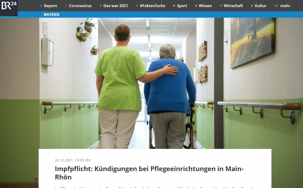 Sie schlagen Alarm, "weil impfunwillige Mitarbeiterinnen und Mitarbeiter den Pflegeberuf aufgeben und sich eine Arbeit dort suchen wo keine Impfpflicht besteht", schreibt Jochen Keßler-Rosa, der Geschäftsführer der Diakonie in Schweinfurt in dem Brief.
Kündigungen sorgen für Personalmangel in der Pflege
Erste Kündigungen liegen laut dem Brief bereits vor. Bei der Diakonie hätten etwa zwei Mitarbeiter gekündigt. "Viele Mitarbeiter reden darüber, die Lage ist wirklich heikel", sagte Keßler-Rosa gegenüber BR24. Bereits an Weihnachten komme es zu Lücken im Dienstplan. "Bereits jetzt können Pflegeeinrichtungen auch bei freiwerdenden Betten und ausscheidenden Haushalten keine neuen Bewohner und Bewohnerinnen oder Patienten und Patientinnen mehr aufnehmen oder zu Hause pflegen", heißt es in dem Brief.
Sozialverbände wollen Überlastungsanzeige stellen
"In wenigen Tagen" könnten pflegebedürftige Menschen von den Einrichtungen nicht mehr "verantwortungsvoll und professionell" betreut werden. Eine allgemeine Impfpflicht würde diese Entwicklung laut Keßler-Rosa unterbinden. AWO, Caritas und Diakonie wollen noch in dieser Woche eine sogenannte Überlastungsanzeige an die Pflegekasse stellen, um sich nicht strafbar zu machen. Trotz eigener Impfangebote in den Einrichtungen gebe es in manchen Einrichtungen eine Impfquote von nur 70 Prozent bei den Pflegekräften.
💡 Was ist die Überlastungsanzeige in der Pflege?
Die Überlastungsanzeige in der Pflege wird auch Entlastungsanzeige oder Gefährdungsanzeige genannt. Sie kann von Arbeitnehmern oder Trägern gestellt werden und dokumentiert damit jeweils an die übergeordneten Ebenen, dass die gesetzlich geforderten Qualitätsstandards in der Pflege tatsächlich oder möglicherweise nicht mehr eingehalten werden können.