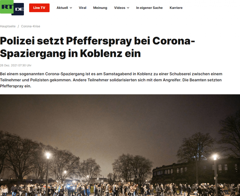 Bei einem sogenannten Corona-Spaziergang am Samstagabend in Koblenz hat ein Teilnehmer Einsatzkräfte der Polizei tätlich angegriffen. Als die Polizeibeamten die Person identifizieren wollten, kam es zu einer "kleinen Schubserei". Ungefähr 15 weitere Teilnehmer des nicht angemeldeten Spaziergangs solidarisierten sich mit dem Angreifer. Nach eigenen Angaben setzte die Polizei schließlich Pfefferspray ein, um die Situation zu beruhigen. Danach wurde die Versammlung fortgeführt und löste sich kurze Zeit später am Deutschen Eck auf.
In einer Meldung teilt die Polizei mit, dass insgesamt vier Strafverfahren eingeleitet wurden. An dem Corona-Spaziergang hätten ungefähr 600 Menschen teilgenommen. Gleichzeitig habe eine Gegenkundgebung mit etwa 15 Teilnehmern stattgefunden. Beide Versammlungen seien grundsätzlich friedlich verlaufen.