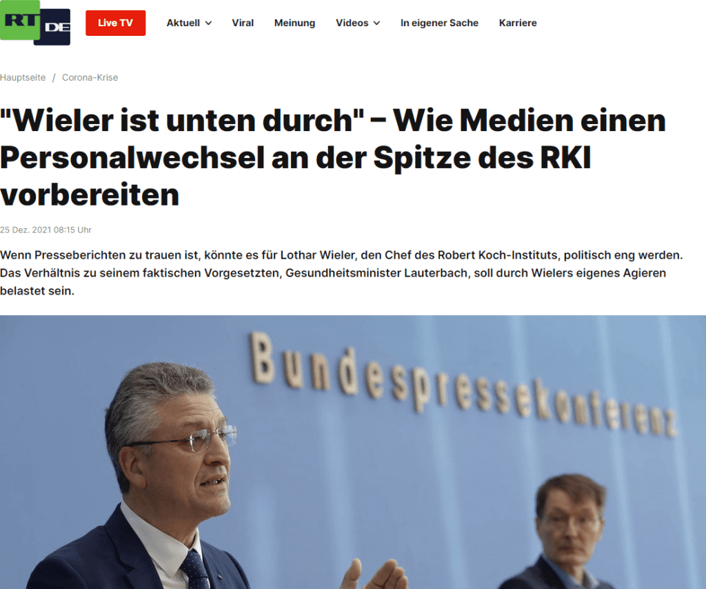 Seit Mitte dieser Woche beschäftigt sich die Presse intensiver mit dem Verhältnis von Karl Lauterbach, dem neuen Gesundheitsminister und beliebtesten deutschen Politiker nach Merkel, und Lothar Wieler, dem Präsidenten des Robert Koch-Instituts (RKI), das dem Gesundheitsministerium nachgeordnet ist.
Den Anfang machte allerdings die Bild mit einem Kommentar am Mittwochmorgen, noch vor dem gemeinsamen Auftritt Lauterbachs und Wielers vor der Bundespressekonferenz am selben Tag. Aber genau einen Tag nach dem Gipfel von Kanzler und Ministerpräsidenten, dem ersten unter Bundeskanzler Olaf Scholz, der eine weitere Verschärfung der Corona-Maßnahmen brachte. Bezeichnend war der Ton, den das Boulevard-Blatt mit der Überschrift setzte: "Aufklärung statt Alarm!"
Regierungskurs zu lasch?
Nachdem Scholz einen neuen 19-köpfigen "Expertenrat" zur Beratung der Bundesregierung in Corona-Fragen berufen hatte und dessen Papier zur Grundlage der Entscheidungen der Kanzlerrunde mit den Länderchefs gemacht worden war, schob Wieler eigene und strengere Forderungen an die Politik nach. Damit schien nicht nur die Autorität des neuen Expertengremiums in Frage gestellt, sondern die gerade beschlossenen Regierungsmaßnahmen selbst. Zwar schrieb die Bild:
"Nach zwei Jahren Pandemie-Bekämpfung müsste es die Politik eigentlich besser wissen: Alarm alleine reicht nicht!"
Eine Frage der Glaubwürdigkeit
Doch verknüpfte das Blatt auch eine Forderung an die neue Regierung, die interessanterweise mit einem Seitenhieb gegen Scholz' Vorgängerin verknüpft war:
"Die Bundesregierung muss nicht nur gegen Corona kämpfen, sondern auch um das Vertrauen der Bürger. Kanzler Scholz hat die Chance, die chaotische Hinterzimmer-Politik seiner Vorgängerin hinter sich zu lassen. Er hat einen guten Start gehabt. Aber der gerät gerade etwas ins Wackeln."
Nun legt die Bild zusammen mit dem Spiegel nach und wiederholt die Kritik am Vorgehen Wielers. Der Spiegel hatte ein Interview mit SPD-Fraktionschef Rolf Mützenich geführt, der sich mit folgenden Worten Luft machte:
"Warum Herr Wieler vom RKI am Tag der Ministerpräsidentenkonferenz und zwei Tage nach dem einstimmigen Beschluss des Expertenrats, dem er ja selbst angehört, plötzlich mit einem Sondervotum hervorprescht, ohne sich mit dem Expertenrat abzustimmen, erschließt sich mir nicht. Bei solchem Stimmengewirr müssen wir uns nicht wundern, wenn die Menschen verunsichert sind oder einfach abschalten."
Vertrauensfrage
Die Bild behauptet nun, dass das Verhältnis zwischen Gesundheitsminister und RKI-Chef "schon nach zwei Wochen als mürbe" gelte. Beiläufig heißt es außerdem: "Bei Kanzler Olaf Scholz (SPD) ist der Wieler-Stern auch schon jenseits des Zenits."
Das Springer-Blatt stützt sich jedoch hauptsächlich auf Lauterbachs Ministerium und berichtet über Interna aus dem Haus:
"Am Dienstag hatte Lauterbach seiner Wieler-Wut intern mehrfach Luft gemacht. Er habe sich selbst dazu zwingen müssen, Wieler öffentlich 'die Freiheit der Wissenschaft' zuzugestehen. Der Minister, so wird berichtet, fühle sich: 'Verarscht!'"
Nach seinem eigenmächtigen Vorgehen habe Wieler "keinen Schuss mehr frei", zitiert die Bild ein ungenannt bleibendes Mitglied der Regierung. Das Wieler-Papier sei dem Minister nicht vor den Beratungsrunden zugegangen. Lauterbach sehe "Optimierungsbedarf".
Oder eine Kampagne?
Gleichzeitig streut die Bild unverkennbar Zweifel an der persönlichen Eignung Wielers für seine Funktion als Präsident des RKI. Er würde mit seiner Rolle "hadern", schreibt das Bouldvardblatt und tituliert ihn als "Deutschlands obersten Seuchenbekämpfer", der "gern den Groß-Dramatiker" gebe. Ohne Absprache mit dem damaligen Gesundheitsminister Jens Spahn habe er Ende November eine "Schweigeminute für die Corona-Toten" vor der Bundespressekonferenz "inszeniert". Zudem habe er "mehrfach" und "eigenmächtig" die Kanzlerin angerufen, ohne dies zuvor mit Spahn abzustimmen. Schließlich fügt die Bild eine Reaktion Wielers auf Journalistenfragen an, die seine scheinbare oder tatsächliche Ahnungslosigkeit belegen sollen, welche politischen Folgen sein Sondervotum haben könnte: "Ich verfolge die Nachrichten nicht so intensiv …"
Darauf legt die Bild unter der Überschrift "Lauterbachs Blick sagt mehr als Tausend Worte" noch einmal nach. Das Blatt hatte den Minister in der Bundespressekonferenz gefragt, ob er noch zum RKI-Chef stehe, und zitierte Lauterbach mit den Worten: "Wenn dem nicht so wäre, säße er nicht hier", nicht ohne eine Interpretation mitzuliefern: "Wahr ist: Wieler ist unten durch. Mal wieder!"
Unklare Lage
Es scheint so, dass die eher beschwichtigenden Berichte und Kommentare über den Konflikt Lauterbach-Wieler, die es in der Presse vom Mittwoch noch gegeben hatte, nicht mehr der neuesten Entwicklung entsprechen. Dass es am Ende um eine politische Entscheidung gehe, nicht um eine wissenschaftliche Frage, wie eine Krankheit zu bekämpfen sei, kam nur vereinzelt zum Ausdruck.
Was genau hinter einem möglichen Personalwechsel auf dem Chefposten des Robert Koch-Instituts steht, scheint momentan noch undeutlich. Es wäre nicht das erste Mal, dass die Springer-Presse auch in der Corona-Krise ihren politischen Einfluss geltend zu machen versuchte. Ob es sich bloß um den Mangel an politischem Instinkt des Präsidenten einer Bundesbehörde, ein Störmanöver aus dem nachgeordneten Apparat gegen einen neuen Minister oder vielleicht sogar ein inszeniertes Spiel mit verteilten Rollen zur Durchsetzung eines veränderten, eher verschärften als abgemilderten Kurses in der Corona-Politik handelt, dieses politische Weihnachtsrätsel dürfte sich Anfang des kommenden Jahres lösen.