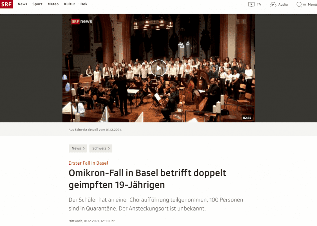Intensive Chorproben
Im ansteckungsrelevanten Zeitraum habe der Schüler Kontakt mit seiner Klasse sowie mit einem Chor und dem Orchester gehabt, mit denen er in der letzten Woche eine Aufführung hatte. Wegen der vielen Kontakte müssen rund 100 Personen für zehn Tage in Quarantäne.
Das Basler Gesundheitsdepartement ruft die Bevölkerung auf, Ruhe zu bewahren. Man werde informieren, falls zusätzliche Massnahmen nötig würden.
Keine Beziehung zu weiterem Omikron-Fall
Gestern hatte das BAG mitgeteilt, der Basler Fall stehe mit einem weiteren Omikron-Fall in der Schweiz in Verbindung. Abklärungen, so das Basler Gesundheitsdepartement, hätten dies jedoch nicht bestätigt. Insgesamt gibt es bis jetzt drei bekannte Omikron-Fälle in der Schweiz.