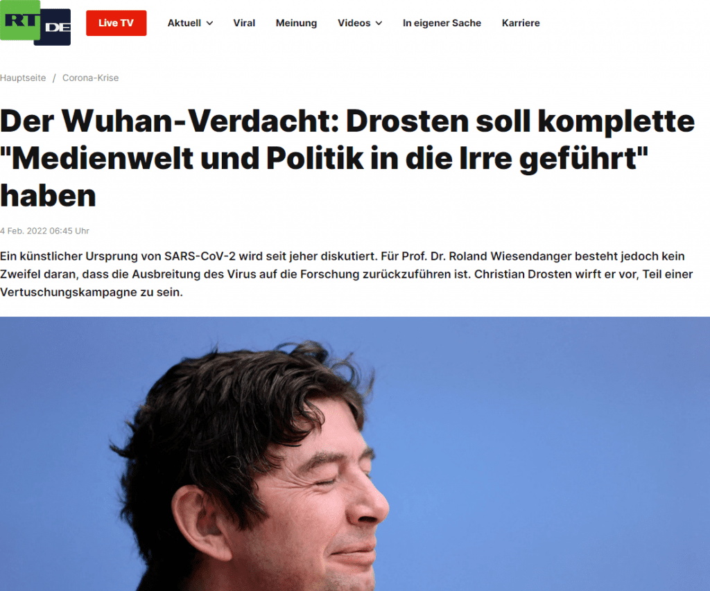 In der "Studie zum Ursprung der Coronavirus-Pandemie" kamen Studienleiter Wiesendanger und seine Kollegen zu dem Ergebnis, "dass sowohl die Zahl als auch die Qualität der Indizien für einen Laborunfall am virologischen Institut der Stadt Wuhan als Ursache der gegenwärtigen Pandemie sprechen". Man habe "zahlreiche und schwerwiegende Indizien" zusammengetragen, die einen Laborunfall als die wahrscheinlichere Theorie erscheinen lassen. Über den Ursprung des neuartigen Virus lägen bis heute keine wissenschaftsbasierten Beweise im strikten Sinne vor.

Aussagen mit einiger Brisanz. Schließlich war es niemand Geringerer als der seit Beginn der Corona-Krise zu einiger Prominenz gelangte Virologe Christian Drosten, der die These ebenfalls sehr früh ausgeschlossen hatte, dass das Virus möglicherweise durch menschliches Versagen freigesetzt wurde.

Es waren dann jedoch u. a. auch an die Öffentlichkeit gelangte E-Mails des medizinischen Beraters der US-Regierung Anthony Fauci, die für Aufsehen sorgten und Fragen aufwarfen. Hintergrund war eine Telefonkonferenz von knapp einem Dutzend Wissenschaftlern am 1. Februar 2020, bei der die Labor-Theorie diskutiert wurde – Drosten war auch zugeschaltet. Die Transkripte zeigten demzufolge, dass "die Wissenschaftler zwar insgeheim besorgt wegen eines möglichen Laborursprungs waren, ihn in der Öffentlichkeit aber verwarfen".

Nun legte Wiesendanger in einem Interview mit dem Politmagazin Cicero nach und erhebt schwere Vorwürfe. Was die offizielle Corona-Version der Zoonose, also eines natürlichen Ursprungs von SARS-CoV-2 anbelangt, sei er das erste Mal aufgrund des im Fachmagazin The Lancet veröffentlichten offenen Briefs von 27 Virologen stutzig geworden. Zu den Unterzeichnern hatte auch Drosten gezählt. In diesem Brief, so Wiesendanger, sei "zum allerersten Mal der Begriff Verschwörungstheorie im Zusammenhang mit der Labortheorie" eingeführt worden.

"Dieser Brief war keine wissenschaftliche Publikation mit nachvollziehbaren Begründungen, sondern er war eine reine Meinungsäußerung. So etwas hatte ich in 35 Jahren aktiver wissenschaftlicher Tätigkeit noch nie gelesen, das gehört einfach nicht in eine wissenschaftliche Zeitschrift. Deshalb bin ich stutzig geworden."

Dann folgte in der Fachzeitschrift Nature Medicine eine Veröffentlichung, die zwar kein brauchbares Argument gegen die Labortheorie beinhaltet habe, dafür aber von den Medien und Faktencheckern als Instrument benutzt worden sei, um kritische Stimmen zum natürlichen Ursprung des Virus als "Fake News" zu bezeichnen. Zu den im Zuge dessen verleumdeten Experten habe etwa der französische Virologe Luc Montagnier gezählt. Auch Drosten, erinnert Wiesendanger, habe in seinem Podcast vom 12. Mai 2020 vollkommen unsachlich gegen den Nobelpreisträger ausgeholt.

Das Thema eines künstlichen Ursprungs des Virus sei auch dann "erledigt, wenn ein im Ruhestand befindlicher Nobelpreisträger in einer Talkshow darüber spricht. Es ist trotzdem immer noch erledigt", so die deutliche Einordnung Drostens.

Nach Ansicht des Hamburger Wissenschaftlers war Drostens ebenso klare wie wissenschaftlich nicht fundierte Positionierung kein Zufall. Dabei verweist Wiesendanger auf die Konferenz, deren Inhalt durch die geleakten Fauci-E-Mails das Licht der Öffentlichkeit erblickt und der auch Drosten beigewohnt hatte. Im Anschluss an die Telefonkonferenz sei es darum gegangen, "wie man diesen Verdacht (der künstlichen Manipulation des Virus) gegenüber der Öffentlichkeit kommunizieren soll – oder eben nicht".

Es sei vollkommen dubios, dass die an der Konferenz beteiligten Virologen ihre zunächst kritischen Ansichten zur Zoonose-Theorie "innerhalb von drei Tagen, zwischen dem 1. und 4. Februar, […] um 180 Grad gedreht" und dann in erwähnter Fachzeitschrift Nature Medicine und auch in The Lancet zu Papier gebracht hätten. Fauci sei dabei ein treibender Faktor hinter der entsprechenden "Desinformationskampagne" gewesen.

"Das zeigt meines Erachtens ganz klar, dass es Vertuschungsversuche gab. Und dass die Beteiligten eine ganze Reihe an Unwahrheiten von sich gegeben haben."

Der plötzliche Sinneswandel der Virologen um Fauci werde womöglich auch juristische Relevanz erlangen. Den Grund für die Vertuschungen sieht der Hamburger Wissenschaftler unter anderem in der Gain-of-Function-Forschung. Anfang September 2021 berichtete RT DE über Dokumente (hier und hier), die von The Intercept veröffentlicht worden waren und aus denen hervorging, dass die National Institutes of Health (NIH) unter Leitung Faucis Gain-of-Function-Forschung im chinesischen Wuhan finanziert hatten. Forschung mit dem "Risiko einer weltweiten Pandemie", die auch bei Experimenten mit den Vogelgrippevieren 2011 und 2012 zum Einsatz gekommen war, wie Wiesendanger festhält.

Fauci hatte die Gain-of-Function-Forschung in Wuhan vor dem US-Kongress wiederholt bestritten. Der Begriff Gain-of-Function-Forschung bezieht sich auf die Modifizierung und Erhöhung der Übertragbarkeit tierischer Viren, um deren Wirkung auf den Menschen besser untersuchen zu können.

Und hier kommt laut Wiesendanger auch der Leiter der Virologie an der Berliner Charité wieder ins Spiel.

"Herr Drosten war in der ganzen Diskussion um die Gain-of-function-Forschung immer im Lager derjenigen, die gesagt haben, dass virologische Forschung frei von staatlichen Regularien sein muss, dass in der Wissenschaft alles selbst geregelt werden kann und genügend Selbsteinsicht herrsche."

Drosten habe sich dafür eingesetzt, dass die entsprechende Forschung möglichst nicht reglementiert werde und sei daher u. a. als Mitbegründer der Initiative "Scientists for Science". Letzten Endes habe sich der Ansatz durchgesetzt, "mit, wie wir jetzt vermuten, fatalen Folgen", hält der Experte auf dem Gebiet der Rastertunnelmikroskopie Wiesendanger fest.

"Wenn klar wäre, dass SARS-CoV-2 aus dem Labor stammt, dann wäre das für die Virologie gleichzusetzen mit Ereignissen wie Hiroshima, Tschernobyl oder Fukushima."

Daher gelte es für beteiligte Wissenschaftler, jegliche Verdachtsmomente aus der Welt zu schaffen. Das sei der Hintergrund der Wiesendanger zufolge zwielichtigen Vorgänge. Drosten habe seinen Einfluss nicht nur auf den Social-Media-Kanälen genutzt, um Gegenstimmen als "falsche und irreführende Informationen" in Zweifel zu ziehen, sondern ohne Zweifel davon gewusst, dass renommierte Kollegen "den Laborursprung nicht nur als Möglichkeit, sondern als wahrscheinlichste Ursache von SARS-CoV-2 angesehen haben". Dies sei durch die Fauci-E-Mails belegt. Dies sei "der eigentliche Skandal".

Und während er andere der Verbreitung von Verschwörungstheorien bezichtige, sei es vielmehr Drosten selbst, der sich einer Verschwörung schuldig gemacht habe.

"Er betreibt die Verschwörung, beziehungsweise er hat sie betrieben. Mit den anderen Virologen zusammen. Sie haben die ganze Medienwelt, die ganze Politik und auch den Teil der Wissenschaftswelt, der das nicht so genau verfolgt hat, in die Irre geführt."

Was sich ereignet habe, sei "eine absolute Katastrophe" und ein Angriff nicht nur "auf die freie Debattenkultur", sondern auf die "Demokratie" als solche.