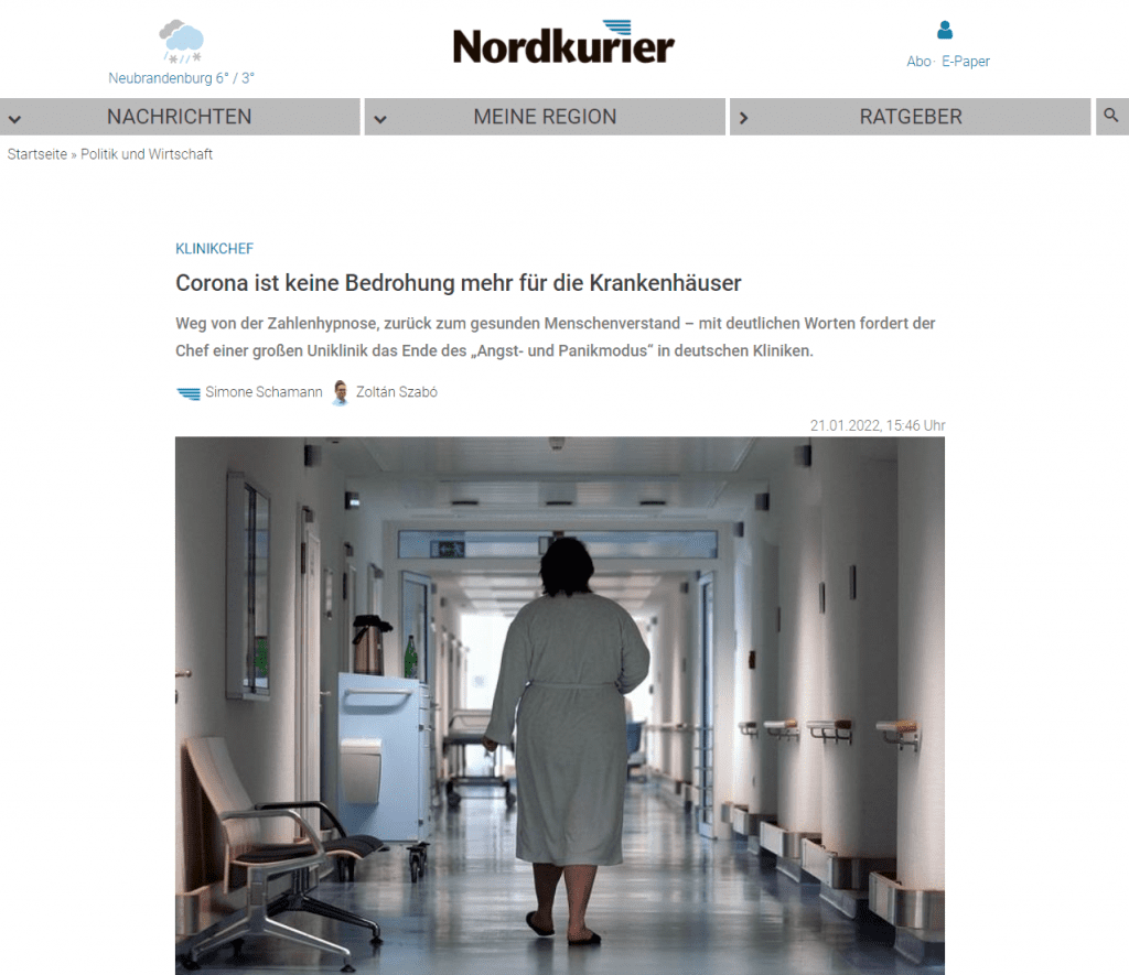 Endlich wieder Ruhe in den Krankenhausbetrieb bringen
In einem auf Youtube veröffentlichten Gespräch (siehe unten) mit Publizist Jens de Buhr, Leiter des Medienverbundes „Chefvisite“ (GMX, web.de, WAZ, Schwäbische Zeitung und andere), schildert Prof. Werner – Chef von rund 6000 Mitarbeitern und verantwortlich für das Wohl von 50.000 stationären Patienten pro Jahr – die derzeitige Corona-Lage in seiner Klinik: „Wir beobachten, dass immer mehr Patientinnen und Patienten wegen ganz anderer Erkrankungen bei uns sind und dann – wie auch in der übrigen Bevölkerung – zufällig positiv getestet sind. Also keine Anzeichen für das Vorliegen einer Corona-Erkrankung haben.“ Deshalb, so Prof. Werner, sei es jetzt wichtig, zurück zur Ruhe zu finden. „Was die Anzahl lebensgefährlich erkrankter Patientinnen und Patienten betrifft, sind wir von einer Triage weit entfernt.“
Der Mediziner betont, dass das Coronavirus in den ersten drei Wellen aggressiver war. „Man muss es jetzt wirklich so sehen: Es ist eine andere Situation, es ist ein Bruch. Es ist etwas anderes als die sich zu Delta steigernde Variantenform.” Deshalb, so Prof. Werner, kämen auch die Themen neu auf den Tisch. „Man muss den Zahlen, die unweigerlich steigen werden, entgegenhalten: Wir haben mildere Verläufe. Von den erkrankten Patienten her ist es keine Bedrohung für unser Krankenhauswesen.“
Kollateralschäden durch Angst und Panik
Sorge bereitet dem Klinikchef, dass es auch in den kommenden Wochen zum Ausfall von Operationen kommen wird. „Entweder, weil Personal erkrankt ist oder – viel häufiger – weil es positiv getestet wurde und dann in Quarantäne befindlich ist. Es wird auch zum Ausfall von Operationen kommen, weil die Patientinnen und Patienten selbst positiv getestet sind, obgleich sie keine Symptome haben.“ Prof. Werner weiter: „Wenn ich das alles zusammenfasse, dann bedeutet es: Wir haben es mit einer sich wirklich stark ausbreitenden Omikroninfektion zu tun, bei der wir aber aufpassen müssen, dass die Quarantäneregelungen nicht zu Kollateralschäden im Krankenhausbetrieb führen.“ Es müsse Schluss damit sein, dass Krankenhausmitarbeiter, die das kleinste Erkältungssymptom verspüren, „sich aus lauter Vorsicht gar nicht mehr zur Arbeit trauen“, sagt Prof. Werner. Natürlich müsse getestet und müssten im Fall der Fälle „Mechanismen des Schutzes“ eingehalten werden. „Aber dann geht's auch weiter“, so der Klinikchef. „Sonst legen wir uns hier bald lahm.“
Mehr lesen: Hunderte Ärzte fordern das Ende aller Zwangsmaßnahmen
Süddeutscher Klinikverbund äußert sich ähnlich
Bereits vergangene Woche machte in den sozialen Medien eine Meldung des Acura-Klinikverbundes in Baden-Baden die Runde, wonach die aktuelle Corona-Lage einer Grippe-Epidemie entspräche. Konkret hieß es: „Die Zahl der positiv Getesteten explodiert. Aber die 'harte Währung' – Tote, Patienten auf Intensivstationen und ITS – sinken bzw. bleiben konstant.” Im Vorjahreszeitraum hätte es drei Mal mehr Tote infolge einer Corona-Infektion gegeben. Man wäre in der Sache „bei einer Grippe angekommen”. Facebook löschte den Post nach kurzer Zeit.
Auf Nordkurier-Anfrage bestätigte Acura-Geschäftsführer Dirk Schmitz jedoch, dass es sich bei dem Beitrag tatsächlich um die Stellungnahme der Geschäftsführung des südwestdeutschen Klinikverbundes gehandelt habe. Man habe rechtliche Schritte gegen die Löschung des Facebook-Beitrags eingeleitet. „Omikron hat aus einer gefährlichen Pandemie eine Grippe gemacht”, bekräftigte Schmitz im Nordkurier-Gespräch.
Klinik kritisiert Impfpflicht
Die Acura-Kliniken seien auch gegenüber der geplanten Impfpflicht kritisch eingestellt, so Geschäftsführer Schmitz zum Nordkurier. Selbstverständlich werde dort auch geimpft, auch die meisten Mitarbeiter wären immunisiert – aber vor jeder Impfung müsse eine individuelle Risikoabwägung stattfinden. Viele Mitarbeiter hätten Nebenwirkungen erlebt, so Schmitz. Eine Impfung sei ein Eingriff in den Körper. Die Entscheidung dafür oder dagegen bliebe daher jedem Mitarbeiter selbst überlassen.