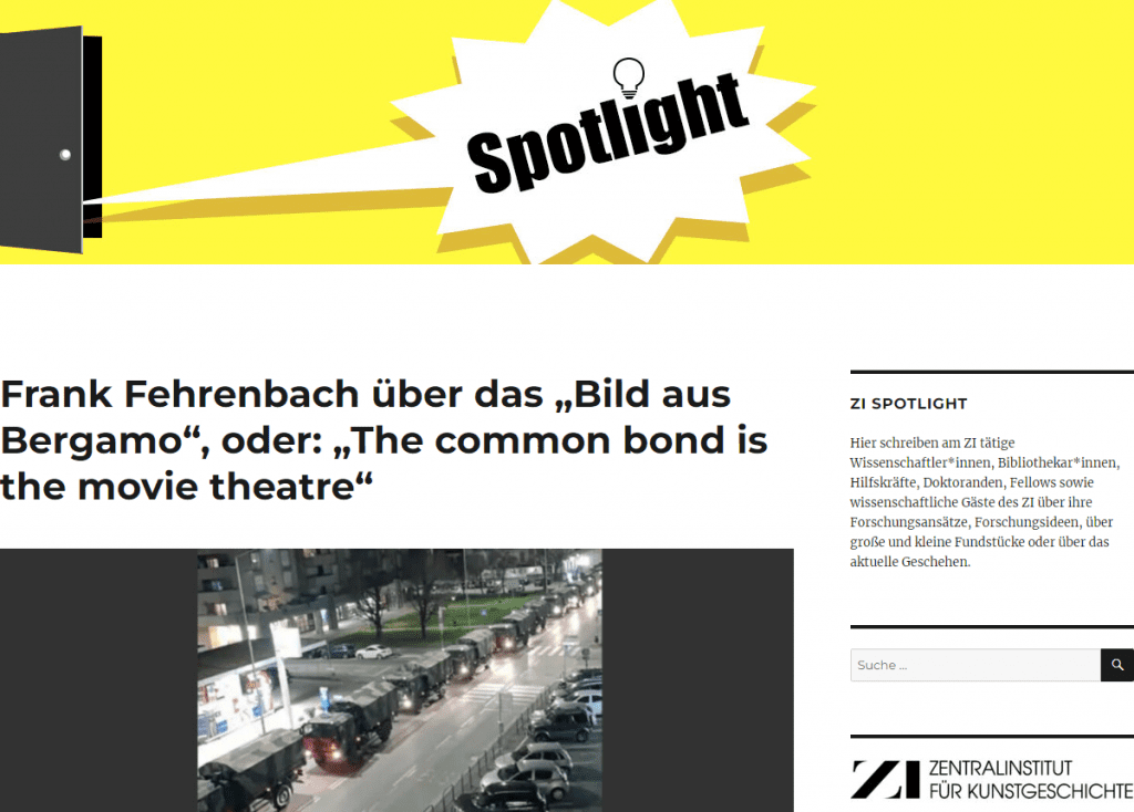 Genau genommen handelt es sich um ein einziges Bild. Es wurde am Abend des 18.3. von dem 28-jährigen Ryanair-Flugbegleiter Emanuele di Terlizzi aufgenommen (Abb.1). Lucien Scherrer hat in der NZZ vom 30.5. die Entstehungsgeschichte und die Verbreitungsdynamik des Handy-Fotos ausführlich rekonstruiert. (>>) Auffällig ist die Bedeutungsverschiebung, die das martialische Motiv gleich nach seiner digitalen Verbreitung erfuhr. Als der Augenzeuge seinen Schnappschuss ins Netz stellte, ging er noch davon aus, dass es sich um militärische Hilfe für den Aufbau eines Notkrankenhauses handelte; ein vergleichsweise banales Sujet. Erst ungenannte Distributoren des Bildes wussten Bescheid. Ein einziger digitaler super-spreader erreichte noch am selben Abend mit dem korrekt bezeichneten Bild über sein soziales Netzwerk rund 2500 followers. Am nächsten Morgen schlug die mediale „Bombe“ (di Terlizzi) ein und wurde zur entscheidenden „Zäsur“ (Scherrer) in der weltweiten medialen Aufmerksamkeitslenkung. Das „Symbolbild des Todes“ (>>) scheint in seiner Wirkmacht den brennenden Doppeltürmen von 9/11 nahe zu kommen. Es braucht wenig prophetische Gabe um zu vermuten, dass man sich an genau dieses Bild erinnern wird, wenn man an den „schwarzen Schwan“ COVID-19 zurückdenkt.

Das vom Balkon aufgenommene Foto zeigt eine angeschnittene Reihe von sieben bis neun Militärfahrzeugen auf einer ansonsten unbefahrenen Straße. Die eng hintereinander und daher wohl sehr langsam fahrenden Lastwagen passieren eine Reihe akkurat geparkter Kleinwagen, die dem Konvoi ihre Kühlerfront in der Bewegungsrichtung zuwenden. Einige erleuchtete Fenster im Hintergrund deuten an, dass sich dort Menschen im Innern ihrer Wohnhäuser aufhalten. Die Perspektive erzeugt eine stark fallende Diagonale von rechts oben nach links unten. Der Fotograf versuchte offensichtlich, möglichst viele Fahrzeuge abzubilden. In Wirklichkeit bestand der Konvoi aus dreizehn Lastwagen, aber der dramatische Schnitt des Bildes erzeugt den Eindruck einer unendlich langen Kolonne. Damit löste das Bild weltweit Entsetzen aus. Die Konnotation war eindeutig: Die Zustände in Bergamo sind so schlimm, dass die Armee die überwältigende Zahl der Pandemie-Opfer abtransportieren muss. Die Kraft des Bildes beruht auf der (scheinbaren) Kontingenz des Ausschnitts, der fallenden Diagonale (gegen die Leserichtung) und der Menschenleere, die zum Eindruck einer anonymen nächtlichen Militäraktion beiträgt: eine zuschauerlose pompe funèbre ohne Anfang und Ende.

Es ist die Crux dokumentarischer Bilder, dass sie auf Kontextualisierung ganz besonders angewiesen sind. Wir wissen heute, warum das Militär zum Einsatz kam. Dies geschah nicht primär wegen der Zahl der Verstorbenen; solche Mortalitätsschübe sind auch bei regulären Grippewellen, deren Opferzahlen in Italien häufig erstaunlich hoch liegen, nicht unüblich. (>>) Der Schluss auf Leichenberge, die nur noch von Soldaten weggeschafft werden können, geht ebensosehr in die Irre wie die Vermutung, dass die Gruppenbegräbnisse von Holt Island – ein ebenfalls stark zirkulierendes Motiv – den Kollaps des Funeralbetriebs in New York dokumentieren. (>>) Dort enthüllten die Drohnenaufnahmen eine lange bestehende Praxis, für die man sich bisher kaum interessiert hatte: die Bestattung von Armen und Obdachlosen ohne Angehörige durch inmates der Gefängnisinsel. Ähnlich wie bei diesen Bildern dokumentiert das „Bild aus Bergamo“ vor allem die Kontingenzen der sozialen Wirklichkeit, nicht den virusinduzierten Systemkollaps, der zum Zivilisationsbruch führt.

Das italienische Militär wurde in der Nacht vom 18.3. in Bergamo (und danach in einigen anderen italienischen Städten) nicht eingesetzt, um überwältigend viele Leichen abzutransportieren, sondern aus Angst vor dem „Killervirus“ (>>). Den Angehörigen, die allesamt in strenger Quarantäne verharren mussten, war es bei Androhung drakonischer Strafen verboten, sich wie sonst üblich um ihre Verstorbenen zu kümmern. Lokale Akteure beschlossen die unverzügliche Einäscherung der Seuchenopfer. Weil normalerweise lediglich knapp die Hälfte der Verstorbenen kremiert werden, reichten die Kapazitäten des Ofens im Zentralfriedhof von Bergamo nicht aus. Die Leichen mussten also zu Friedhöfen in der Umgebung gebracht werden. Logistisch und sicherheitstechnisch war dazu anscheinend nur das italienische Heer in der Lage. Der nächtliche Transport, der dem makabren Bild die unvergleichliche Dramatik gibt, geschah vor allem, um den Vorgang so gut wie es ging zu verheimlichen. (>>) Erreicht wurde damit das Gegenteil. Die Wucht des Bildes korreliert direkt mit der Praxis der Vertuschung und der mangelhaften Ausstattung mit banalen Atemschutzmasken insbesondere in Alters- und Pflegeheimen, die inzwischen als Kernproblem nicht nur des italienischen Seuchendramas klar erkennbar sind. (vgl. >>)

Eine „Zurückhaltung im Bildgebrauch“ beobachtet Johannes Grave im Hinblick auf die unablässigen Vergleiche, die in der aktuellen Pandemie gezogen werden. (>>) Man könnte hier fragen, ob fotografische Vergleiche bei krisenhaften Zuspitzungen überhaupt nur durch explizite Gegenüberstellung funktionieren. Ohne Zweifel stehen aber Bilder in der aktuellen, von einem unsichtbaren Virus bestimmten Lage nicht mehr länger im Vordergrund, solange sie nicht die allgegenwärtige Fixierung auf Zahlen diagrammatisch umsetzen. Die Corona-Krise ist auch dadurch gekennzeichnet, dass Bilder durch die Entleerung des öffentlichen Raums und das social distancing nicht mehr zur Dramatisierung taugen; ein schlagender Gegensatz zur Triebkraft des Visuellen, der bei ‚normalen’ Krisen die politischen Entscheidungsträger häufig atemlos folgen. Umgekehrt ließe sich sagen: Das Vermeiden anstößiger, traumatischer Bilder als Hauptmotiv politischen und administrativen Handelns wird durch den lockdown erleichtert, der dadurch als Hebel zur Reduzierung des medialen und öffentlichen Drucks auf die Politik erscheint. Nur ein großer player auf der Bühne der öffentlichen Aufmerksamkeit, die katholische Kirche, hat die Kraft der Bilder bewusst eingesetzt und damit als Gestaltungsfeld wahrgenommen, aber auch dies geschah vorwiegend zu Beginn der Pandemie. (>>) Inzwischen triumphieren Zahlen und Worte, denn auch die Diagramme verlieren dort an Interesse, wo „die Kurve flach wird“. Die Nationen hängen stattdessen an den Lippen ihrer Chef-Virologen. Und am 24.5.2020 verwandelte die New York Times ihre Titelseite in eine bilderlose ‚Bleiwüste’ mit Kurz-Nachrufen auf 1000 Corona-Tote, die von Kommentatoren sofort mit den anikonischen Namenslisten des Vietnam-Memorials (Krieg), von Yad Vashem (Holocaust) und des 9/11-Memorials (Terrorismus) verglichen wurden – ein höchst problematischer Vergleich. (>>)
Noch immer aber spielen die vielbeschworenen „Bilder aus Bergamo“ eine entscheidende Rolle für die Einhaltung seuchenpolitischer Maßnahmen. Der unablässige, warnende Hinweis auf „die Bilder“ könnte der Tatsache geschuldet sein, dass keine einzelne dieser Fotografien die erklärungsfreie Wucht des Ikonischen für sich beanspruchen kann. Am ehesten rührt noch der nächtliche Zug der Militärfahrzeuge zu den Krematorien der Umgebung an diese Evidenz. Das Bild ist auch deshalb so stark, weil damit andere, historische Bilder von Zivilisationsbrüchen assoziativ aufgerufen werden: etwa die lange Reihe von Särgen, die aus dem befreiten Auschwitz getragen wurden, und das Krematorium, in das man dort die Ermordeten zuvor verbracht hatte. Die kategorische Differenz der jeweiligen Kontexte besitzt in der latenten Gewalt einen vagen gemeinsamen Fluchtpunkt, der die Aufmerksamkeit fesselt. Eine Balance zwischen Panik und Vorsicht, zwischen Affizierung und Distanzierung durch Bilder, wie sie Franca Buss und Philipp Müller vor kurzem brillant postulierten (>>) wird man beim Umgang mit dem „Bild aus Bergamo“ aber nicht erkennen können. Der Horror, den es erzeugt, verdankt sich der Tatsache, dass es so wenig zeigt. Das macht seine allgegenwärtige Instrumentalisierung als Bild einer vagen und zugleich schrecklichen Bedrohung so einfach wie verlockend.

Immer wieder wurde zurecht betont, wie die New Yorker Flugzeugattentate vom 11.9.2001 in ungezählten Filmbildern antizipiert wurden. Die Einholung der Bilder durch die Realität verstärkte den visuellen Schock. Auch in „Bergamo“ stand Hollywood Pate. Vier Tage vor „dem Bild“ meldete „Netflix“, dass Wolfgang Petersens Pandemie-Drama „Outbreak“ von 1995 auf dem neunten Rang der meistgesehenen Filme der Video-Plattform stand und tagesaktuell den fünften Rang einnahm. „Outbreak“ antizipiert die „Bilder von Bergamo“ mit seinem nächtlichen Einmarsch des Heeres in die friedliche, vom tödlichen Virus heimgesuchte Kleinstadt „Cedar Creek“ in Nordkalifornien und mit den anschließenden chaotischen Szenen im örtlichen Krankenhaus, wo sich die Schwerkranken auf den Fluren drängen (Abb. 2-4); das Heer übernimmt im Film auch den Abtransport der Leichen. Der Film enthält zentrale Textpassagen der anschließenden politischen Medienstrategie. „We are at war, Billy!“, ereifert sich der sinistre General McClintock, der das Virus, seine perfekte Biowaffe, vor dem Zugriff der Virologen retten will.


Die Krisen der Neuzeit bringen regelmäßig ikonische Bilder hervor, aber in der aktuellen Auseinandersetzung mit der Pandemie kommt es wohl erstmals dazu, dass bereits der sprachliche Verweis auf einen ominösen Bilderberg zum Topos wird: „Die Bilder aus Bergamo“. Kaum eine Debatte, die ohne diese Formel auskommt: „Immer wieder verweist Laschet auf Bilder im März aus Bergamo, wo Militärfahrzeuge Leichen abtransportierten – diese Bilder schufen eine neue Lage.“ (>>) – „Die Bilder aus Bergamo haben die Wenigsten noch präsent. Dabei ist das um die Ecke.“ (>>) – „Wir haben die Bilder in Bergamo gesehen, und wir hätten es als deutsche Bevölkerung ethisch kaum ausgehalten, wenn es bei uns solche Szenen gegeben hätte.“ (>>)

Mit den „Bildern aus Bergamo“ sind drei Sujets angesprochen. Das erste – eine dichte Reihung von Särgen, angeblich in einer Kirche der Stadt – wurde inzwischen als fake news entlarvt, weil die Bilder in Wirklichkeit 2013 auf der Insel Lampedusa aufgenommen worden waren. (>>) Die Bilder des zweiten Motivs, die das Drama der überfüllten und improvisierten Intensivstationen in Bergamo dokumentieren, erlangten keinen ikonischen Status, weil sie nicht spezifisch genug waren: Ähnliche Szenen finden zu jeder Zeit in Krankenhäusern der ganzen Welt statt. Erst das dritte Bildthema – ein nächtlicher Konvoi von Militärlastern, die Leichen aus der Stadt bringen – ‚ging viral’. Zumeist bezieht sich die vage Rede von den „Bildern aus Bergamo“ auf dieses Motiv.

Genau genommen handelt es sich um ein einziges Bild. Es wurde am Abend des 18.3. von dem 28-jährigen Ryanair-Flugbegleiter Emanuele di Terlizzi aufgenommen (Abb.1). Lucien Scherrer hat in der NZZ vom 30.5. die Entstehungsgeschichte und die Verbreitungsdynamik des Handy-Fotos ausführlich rekonstruiert. (>>) Auffällig ist die Bedeutungsverschiebung, die das martialische Motiv gleich nach seiner digitalen Verbreitung erfuhr. Als der Augenzeuge seinen Schnappschuss ins Netz stellte, ging er noch davon aus, dass es sich um militärische Hilfe für den Aufbau eines Notkrankenhauses handelte; ein vergleichsweise banales Sujet. Erst ungenannte Distributoren des Bildes wussten Bescheid. Ein einziger digitaler super-spreader erreichte noch am selben Abend mit dem korrekt bezeichneten Bild über sein soziales Netzwerk rund 2500 followers. Am nächsten Morgen schlug die mediale „Bombe“ (di Terlizzi) ein und wurde zur entscheidenden „Zäsur“ (Scherrer) in der weltweiten medialen Aufmerksamkeitslenkung. Das „Symbolbild des Todes“ (>>) scheint in seiner Wirkmacht den brennenden Doppeltürmen von 9/11 nahe zu kommen. Es braucht wenig prophetische Gabe um zu vermuten, dass man sich an genau dieses Bild erinnern wird, wenn man an den „schwarzen Schwan“ COVID-19 zurückdenkt.

Abb. 1: Militärfahrzeuge in Bergamo (Foto: NZZ 30.05.2020)
Das vom Balkon aufgenommene Foto zeigt eine angeschnittene Reihe von sieben bis neun Militärfahrzeugen auf einer ansonsten unbefahrenen Straße. Die eng hintereinander und daher wohl sehr langsam fahrenden Lastwagen passieren eine Reihe akkurat geparkter Kleinwagen, die dem Konvoi ihre Kühlerfront in der Bewegungsrichtung zuwenden. Einige erleuchtete Fenster im Hintergrund deuten an, dass sich dort Menschen im Innern ihrer Wohnhäuser aufhalten. Die Perspektive erzeugt eine stark fallende Diagonale von rechts oben nach links unten. Der Fotograf versuchte offensichtlich, möglichst viele Fahrzeuge abzubilden. In Wirklichkeit bestand der Konvoi aus dreizehn Lastwagen, aber der dramatische Schnitt des Bildes erzeugt den Eindruck einer unendlich langen Kolonne. Damit löste das Bild weltweit Entsetzen aus. Die Konnotation war eindeutig: Die Zustände in Bergamo sind so schlimm, dass die Armee die überwältigende Zahl der Pandemie-Opfer abtransportieren muss. Die Kraft des Bildes beruht auf der (scheinbaren) Kontingenz des Ausschnitts, der fallenden Diagonale (gegen die Leserichtung) und der Menschenleere, die zum Eindruck einer anonymen nächtlichen Militäraktion beiträgt: eine zuschauerlose pompe funèbre ohne Anfang und Ende.

Es ist die Crux dokumentarischer Bilder, dass sie auf Kontextualisierung ganz besonders angewiesen sind. Wir wissen heute, warum das Militär zum Einsatz kam. Dies geschah nicht primär wegen der Zahl der Verstorbenen; solche Mortalitätsschübe sind auch bei regulären Grippewellen, deren Opferzahlen in Italien häufig erstaunlich hoch liegen, nicht unüblich. (>>) Der Schluss auf Leichenberge, die nur noch von Soldaten weggeschafft werden können, geht ebensosehr in die Irre wie die Vermutung, dass die Gruppenbegräbnisse von Holt Island – ein ebenfalls stark zirkulierendes Motiv – den Kollaps des Funeralbetriebs in New York dokumentieren. (>>) Dort enthüllten die Drohnenaufnahmen eine lange bestehende Praxis, für die man sich bisher kaum interessiert hatte: die Bestattung von Armen und Obdachlosen ohne Angehörige durch inmates der Gefängnisinsel. Ähnlich wie bei diesen Bildern dokumentiert das „Bild aus Bergamo“ vor allem die Kontingenzen der sozialen Wirklichkeit, nicht den virusinduzierten Systemkollaps, der zum Zivilisationsbruch führt.

Das italienische Militär wurde in der Nacht vom 18.3. in Bergamo (und danach in einigen anderen italienischen Städten) nicht eingesetzt, um überwältigend viele Leichen abzutransportieren, sondern aus Angst vor dem „Killervirus“ (>>). Den Angehörigen, die allesamt in strenger Quarantäne verharren mussten, war es bei Androhung drakonischer Strafen verboten, sich wie sonst üblich um ihre Verstorbenen zu kümmern. Lokale Akteure beschlossen die unverzügliche Einäscherung der Seuchenopfer. Weil normalerweise lediglich knapp die Hälfte der Verstorbenen kremiert werden, reichten die Kapazitäten des Ofens im Zentralfriedhof von Bergamo nicht aus. Die Leichen mussten also zu Friedhöfen in der Umgebung gebracht werden. Logistisch und sicherheitstechnisch war dazu anscheinend nur das italienische Heer in der Lage. Der nächtliche Transport, der dem makabren Bild die unvergleichliche Dramatik gibt, geschah vor allem, um den Vorgang so gut wie es ging zu verheimlichen. (>>) Erreicht wurde damit das Gegenteil. Die Wucht des Bildes korreliert direkt mit der Praxis der Vertuschung und der mangelhaften Ausstattung mit banalen Atemschutzmasken insbesondere in Alters- und Pflegeheimen, die inzwischen als Kernproblem nicht nur des italienischen Seuchendramas klar erkennbar sind. (vgl. >>)

Eine „Zurückhaltung im Bildgebrauch“ beobachtet Johannes Grave im Hinblick auf die unablässigen Vergleiche, die in der aktuellen Pandemie gezogen werden. (>>) Man könnte hier fragen, ob fotografische Vergleiche bei krisenhaften Zuspitzungen überhaupt nur durch explizite Gegenüberstellung funktionieren. Ohne Zweifel stehen aber Bilder in der aktuellen, von einem unsichtbaren Virus bestimmten Lage nicht mehr länger im Vordergrund, solange sie nicht die allgegenwärtige Fixierung auf Zahlen diagrammatisch umsetzen. Die Corona-Krise ist auch dadurch gekennzeichnet, dass Bilder durch die Entleerung des öffentlichen Raums und das social distancing nicht mehr zur Dramatisierung taugen; ein schlagender Gegensatz zur Triebkraft des Visuellen, der bei ‚normalen’ Krisen die politischen Entscheidungsträger häufig atemlos folgen. Umgekehrt ließe sich sagen: Das Vermeiden anstößiger, traumatischer Bilder als Hauptmotiv politischen und administrativen Handelns wird durch den lockdown erleichtert, der dadurch als Hebel zur Reduzierung des medialen und öffentlichen Drucks auf die Politik erscheint. Nur ein großer player auf der Bühne der öffentlichen Aufmerksamkeit, die katholische Kirche, hat die Kraft der Bilder bewusst eingesetzt und damit als Gestaltungsfeld wahrgenommen, aber auch dies geschah vorwiegend zu Beginn der Pandemie. (>>) Inzwischen triumphieren Zahlen und Worte, denn auch die Diagramme verlieren dort an Interesse, wo „die Kurve flach wird“. Die Nationen hängen stattdessen an den Lippen ihrer Chef-Virologen. Und am 24.5.2020 verwandelte die New York Times ihre Titelseite in eine bilderlose ‚Bleiwüste’ mit Kurz-Nachrufen auf 1000 Corona-Tote, die von Kommentatoren sofort mit den anikonischen Namenslisten des Vietnam-Memorials (Krieg), von Yad Vashem (Holocaust) und des 9/11-Memorials (Terrorismus) verglichen wurden – ein höchst problematischer Vergleich. (>>)
Noch immer aber spielen die vielbeschworenen „Bilder aus Bergamo“ eine entscheidende Rolle für die Einhaltung seuchenpolitischer Maßnahmen. Der unablässige, warnende Hinweis auf „die Bilder“ könnte der Tatsache geschuldet sein, dass keine einzelne dieser Fotografien die erklärungsfreie Wucht des Ikonischen für sich beanspruchen kann. Am ehesten rührt noch der nächtliche Zug der Militärfahrzeuge zu den Krematorien der Umgebung an diese Evidenz. Das Bild ist auch deshalb so stark, weil damit andere, historische Bilder von Zivilisationsbrüchen assoziativ aufgerufen werden: etwa die lange Reihe von Särgen, die aus dem befreiten Auschwitz getragen wurden, und das Krematorium, in das man dort die Ermordeten zuvor verbracht hatte. Die kategorische Differenz der jeweiligen Kontexte besitzt in der latenten Gewalt einen vagen gemeinsamen Fluchtpunkt, der die Aufmerksamkeit fesselt. Eine Balance zwischen Panik und Vorsicht, zwischen Affizierung und Distanzierung durch Bilder, wie sie Franca Buss und Philipp Müller vor kurzem brillant postulierten (>>) wird man beim Umgang mit dem „Bild aus Bergamo“ aber nicht erkennen können. Der Horror, den es erzeugt, verdankt sich der Tatsache, dass es so wenig zeigt. Das macht seine allgegenwärtige Instrumentalisierung als Bild einer vagen und zugleich schrecklichen Bedrohung so einfach wie verlockend.

Immer wieder wurde zurecht betont, wie die New Yorker Flugzeugattentate vom 11.9.2001 in ungezählten Filmbildern antizipiert wurden. Die Einholung der Bilder durch die Realität verstärkte den visuellen Schock. Auch in „Bergamo“ stand Hollywood Pate. Vier Tage vor „dem Bild“ meldete „Netflix“, dass Wolfgang Petersens Pandemie-Drama „Outbreak“ von 1995 auf dem neunten Rang der meistgesehenen Filme der Video-Plattform stand und tagesaktuell den fünften Rang einnahm. „Outbreak“ antizipiert die „Bilder von Bergamo“ mit seinem nächtlichen Einmarsch des Heeres in die friedliche, vom tödlichen Virus heimgesuchte Kleinstadt „Cedar Creek“ in Nordkalifornien und mit den anschließenden chaotischen Szenen im örtlichen Krankenhaus, wo sich die Schwerkranken auf den Fluren drängen (Abb. 2-4); das Heer übernimmt im Film auch den Abtransport der Leichen. Der Film enthält zentrale Textpassagen der anschließenden politischen Medienstrategie. „We are at war, Billy!“, ereifert sich der sinistre General McClintock, der das Virus, seine perfekte Biowaffe, vor dem Zugriff der Virologen retten will.

Nur zwei Tage vor dem Heereskonvoi von Bergamo bereitete der französische Präsident mit seiner Ankündigung, dass man sich im Krieg befinde, den Boden, auf dem „das Bild aus Bergamo“ einschlagen konnte. Noch am Abend seiner massenmedialen Verbreitung schloss sich Macrons amerikanischer Kollege erwartungsgemäß mit einer Steigerungsformel an: „our big war“. Spätestens in diesem Moment verwandelte sich die Sorge in diffuse Angst; „Bergamo“ erschien als déja-vu von Petersens Klassiker. Die bereits am 16.3. verkündeten Lockdown-Maßnahmen in Deutschland wurden am 23.3. nochmals verschärft, weil man „die Bilder aus Italien, Spanien oder Frankreich […] nicht auch in Deutschland haben [wollte].“(>>) Zu diesem Zeitpunkt war die Reproduktionsrate des Virus, die seit 10.3. stark zurückging, bereits seit mehreren Tagen unter den kritischen Wert von „1“ gefallen (RKI). – Die Ansteckung der Imagination findet durch Bilder statt: „The common bond is the movie theatre“ stellt der Held des Filmes, Colonel Sam Daniels, in einer ebenso hellsichtigen wie metakünstlerischen Bemerkung fest.

Gerade Kriegszeiten, das hat das vergangene Jahrhundert immer wieder bewiesen, sind aber auch Sternstunden der Bürokratie. Inzwischen hat die Stadtverwaltung den Angehörigen der unsichtbaren Toten im „Bild aus Bergamo“ eine üppige Rechnung für die unerbetenen Transport- und Einäscherungsmaßnahmen zukommen lassen. Man mag es für das Hoffnungszeichen einer wiederkehrenden ‚Normalität’ halten, dass sich die Hinterbliebenen sofort organisiert und Klage eingereicht haben. (>>)

Prof. Dr. FRANK FEHRENBACH ist Professor am Kunstgeschichtlichen Seminar der Universität Hamburg. Seit 2019 ist er Co-Sprecher der DFG-Kolleg-Forschungsgruppe „Imaginarien der Kraft“, seit 2020 Sprecher des Präsidiums des Hamburger Institute for Advanced Study (HIAS).