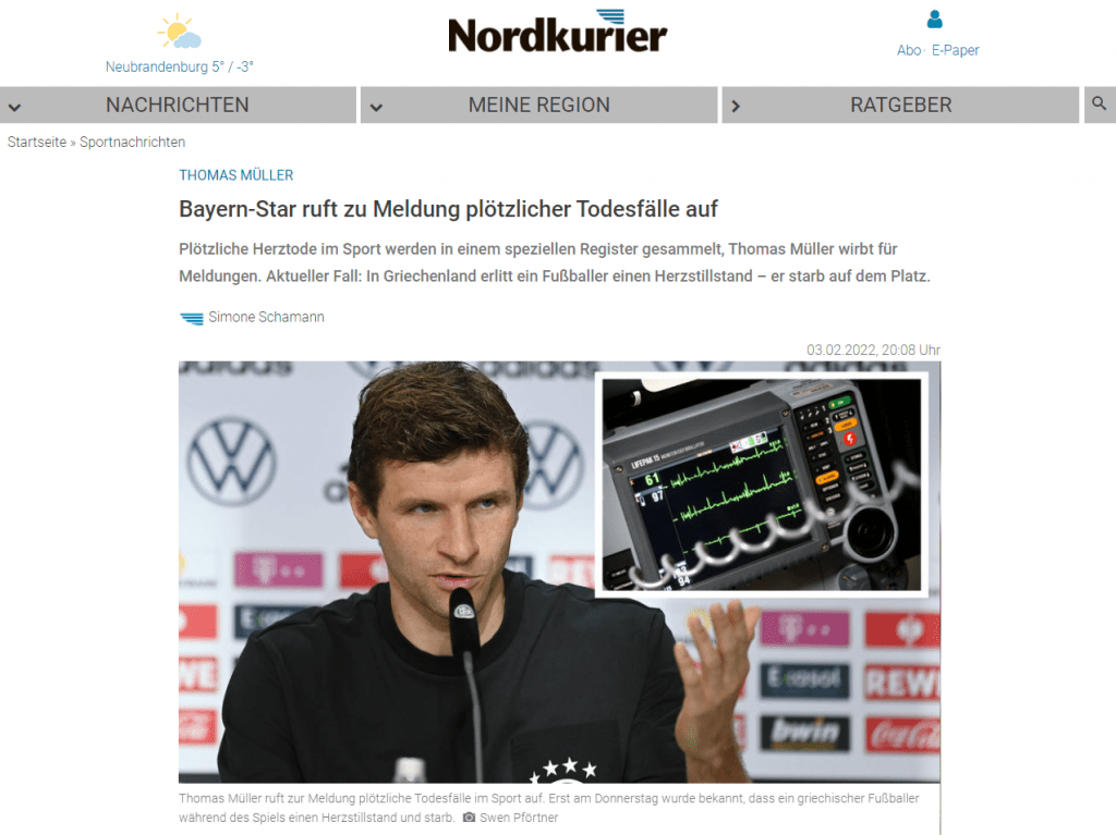 „Das Ganze ist wirklich wichtig“
In dem kurzen Spot erklärt Müller seinen Zuschauern, was das deutsche „Register für Todesfälle im Sport“ der Deutschen Fußball Liga (DFL) genau ist: „In diesem Register werden plötzliche Todesfälle erfasst, die im zeitlichen Zusammenhang mit sportlicher Aktivität stehen. Das Ganze ist wirklich wichtig“, so Müller. „Denn so traurig und zum Glück selten solche Todesfälle auch sind, so bedeutsam ist es, den Ursachen auf den Grund zu gehen und damit die Medizin daraus lernen zu lassen.“
Erschütternder aktueller Fall: Am Donnerstag wurde bekannt, dass während eines Drittligaspiels der Grieche Alexandros Lampis zusammengebrochen ist. Die Ärzte konnten ihn nicht mehr retten, er starb mit 21 Jahren auf dem Fußballfeld. Laut Bildzeitung erlitt der Sportler während der Partie seines Vereins GS Ilioupoli FC gegen Ermionida einen Herzstillstand. Tragisch: Im gesamten Stadion habe es keinen einzigen Defibrillator zur Rettung gegeben.
Auch Mannschaftsarzt Tim Meyer ruft auf
Die 2012 aufgesetzte Online-Datenbank „Register für Todesfälle im Sport“ wird vom Institut für Sport- und Präventivmedizin an der Universität Saarbrücken geführt. Ärztlicher Direktor ist Prof. Tim Meyer, seit Jahren Mannschaftsarzt der deutschen Fußball-Nationalmannschaft. Auf der DFL-Homepage ruft auch er zu Meldungen auf: „Die allermeisten Menschen kommen zum Glück niemals mit diesem Thema in Berührung“, wird Meyer in einer aktuellen Meldung zitiert. „Aber wenn doch, dann ist es bei solch traurigen Anlässen trotzdem wichtig, dass diese wissenschaftlich betrachtet und gegebenenfalls die richtigen Schlüsse gezogen werden. Daher möchte ich eindringlich darum bitten und dazu aufrufen, dass entsprechende Fälle in unserem Register gemeldet werden. Auch solche Fälle, in denen ein plötzlicher Herzstillstand überlebt wurde, sind von großem wissenschaftlichem Interesse.“
Thomas Müller: „Meldung kann Leben retten”
Anhand eines anonymen Fragebogens können unter www.scd-deutschland.de (scd = „sudden cardiac death”, plötzlicher Herztod) Angaben zu den Umständen des plötzlichen Todes beziehungsweise Herzstillstandes beim Sport gemacht werden, erklärt Bayer-Star Thomas Müller in seinem Videoaufruf. Eine Meldung könne Leben retten.
Ein Zusammenhang zwischen den öffentlichen Aufrufen von Müller/Meyer und Berichten, die Corona-Impfung führe zu vermehrten Herzproblemen, besteht laut jüngster Äußerungen des Mannschaftsarztes nicht. In einem Interview des Bayerischen Fußball-Verbandes sagte Meyer kürzlich zu Gerüchten, es würden reihenweise Fußballer nach der Impfung kollabieren: „Kurz und knapp: Da ist gar nichts dran. Manchmal ist es nervig, den ganzen gezielt gestreuten Falschmeldungen hinterherzulaufen. Da wir das FIFA-Register für plötzliche Todesfälle betreiben, hatten wir natürlich viele derartige Anfragen. Hinweise auf vermehrte medizinische Probleme bei Fußballspielern und Fußballspielerinnen oder gar häufigere Todesfälle liegen nicht vor.“
Liste rätselhafter Herzerkrankungen im Sport
Vermutungen, dass die Impfung gegen Corona und Infektionen mit dem Virus zu ernsten Herzerkrankungen vor allem bei jungen Menschen und Leistungssportlern führen könnten, werden immer wieder laut. Schlagzeilen machten im Jahr 2021 Herzerkrankungen und Zusammenbrüche mehrerer Profisportler, darunter Sergio Agüero vom FC Barcelona (gab danach seine Karriere auf), der dänische Nationalspieler Abou Ali und Fabrice N'Sakala, Verteidiger von Besiktas Istanbul. Die Berliner Zeitung veröffentlichte im November 2021 eine längere Liste „Rätselhafter Herzerkrankungen im Fußball“.
Im Januar 2022 überlebte Malis Nationalspieler Ousmane Coulibaly einen Herzinfarkt während eines Ligaspiels in Katar.