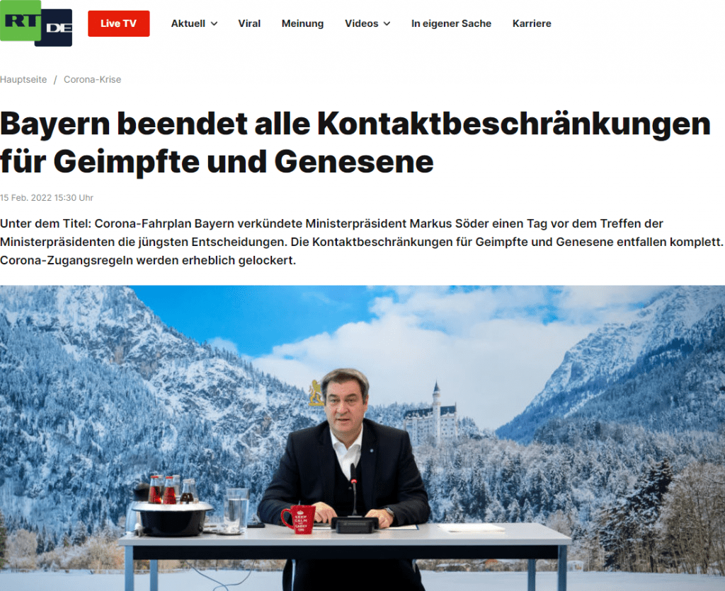 Seit Beginn der Pandemie sei die Gefährlichkeit von Corona und die Belastung des Gesundheitssystems "alleiniger objektiver Maßstab" bayerischer Politik gewesen. "Omikron ist weniger gefährlich. Deswegen können wir mit Zuversicht in die Zukunft schauen", so Söder in einem Twitter-Beitrag. Des Weiteren postete er die neuesten Regelungen für Bayern:

Fahrplan zum Einstieg in den Ausstieg: Wir gehen stufenweise Richtung Normalität. Aus 2Gplus wird 2G und aus 2G wird fast überall 3G. Kontaktbeschränkungen für Geimpfte entfallen. Durch die Angebote von Masken und Impfung muss Eigenverantwortung wieder eine stärkere Rolle spielen

Die jüngsten Modifizierungen besagen laut dpa, dass die bislang geltenden Kontaktbeschränkungen für Geimpfte und Genesene komplett und ersatzlos gestrichen werden. Die Kontaktregeln für Ungeimpfte bleiben dagegen bis auf Weiteres unverändert: Sobald auch nur ein Ungeimpfter dabei ist, darf sich ein Haushalt nur mit maximal zwei Angehörigen eines weiteren Hausstands treffen, Kinder unter 14 Jahren nicht mitgezählt. Außerdem dürfen sich Geimpfte und Genesene in Bayern von Donnerstag an wieder in beliebig großen Runden privat treffen, nicht nur zu zehnt wie bisher.

"Weite Bereiche des öffentlichen Lebens, etwa Sport-, Kultur- und Freizeitveranstaltungen, sind in Bayern von Donnerstag an wieder ohne einen zusätzlichen Test oder einer Booster-Impfung zugänglich. Überall dort, wo bislang noch die 2G-plus-Regel gilt, gilt also künftig nur noch 2G. Auch die maximale Zuschauerzahl für Kultur- und Sportveranstaltungen wird angehoben: Von Donnerstag an sind, etwa auch bei Bundesliga-Spielen, wieder bis zu 25.000 Zuschauer erlaubt – bisher waren es 15.000."

Laut dpa haben in Bayern auch Ungeimpfte von Donnerstag an, nach Vorlage eines negativen Schnelltests, wieder Zugang zu einigen weiteren Bereichen des öffentlichen Lebens.

"3G statt wie bisher 2G gilt dann unter anderem für Hochschulen, außerschulische Bildung, berufliche Aus-, Fort- und Weiterbildung, Musikschulen, Bibliotheken und Archive, Museen und Ausstellungen, Fitnessstudios und Solarien."

Kinder und Jugendliche unter 18 Jahren, die in der Schule regelmäßig auf das Coronavirus getestet werden, sind künftig Genesenen oder Geimpften gleichgestellt. Dadurch erhalten sie auch ohne eine Corona-Impfung ebenfalls ab Donnerstag zu allen 2G-Bereichen Zugang. Für Handels-, Dienstleistungs- und Handwerksbetriebe entfällt zudem die Begrenzung der Kundenzahl von einem Kunden auf zehn Quadratmeter. Der Kabinettsbeschluss wird außerdem dahingehend laut dpa zitiert, dass "Bayern sich dabei vorstellen kann, die Gastronomie und das Beherbergungswesen bald generell nach 3G zu öffnen". Und weiter: "Schankwirtschaften, Clubs und Diskotheken könnten vorsichtig unter den Bedingungen von 2G plus geöffnet werden".

Zum Thema der "einrichtungsbezogenen Impfpflicht" wird aus der Bayerischen Staatskanzlei kolportiert, dass Bayern "zu der Impfpflicht für Personal von Gesundheits- und Pflegeeinrichtungen stehe". Bayern bleibe "rechtstreu", so Söder laut dpa. Söder warf am Dienstag der Bundesregierung erneut mangelnde Führung bei der Vorbereitung einer allgemeinen Impfpflicht vor, die er nach wie vor für richtig halte. Die "einrichtungsbezogene Impfpflicht" mache vor allem in Kombination mit einer allgemeinen Impfpflicht Sinn. Söder kritisierte: "Es ist bis heute so, dass die Bundesregierung keinen Finger gerührt hat zu dem Thema Impfpflicht".